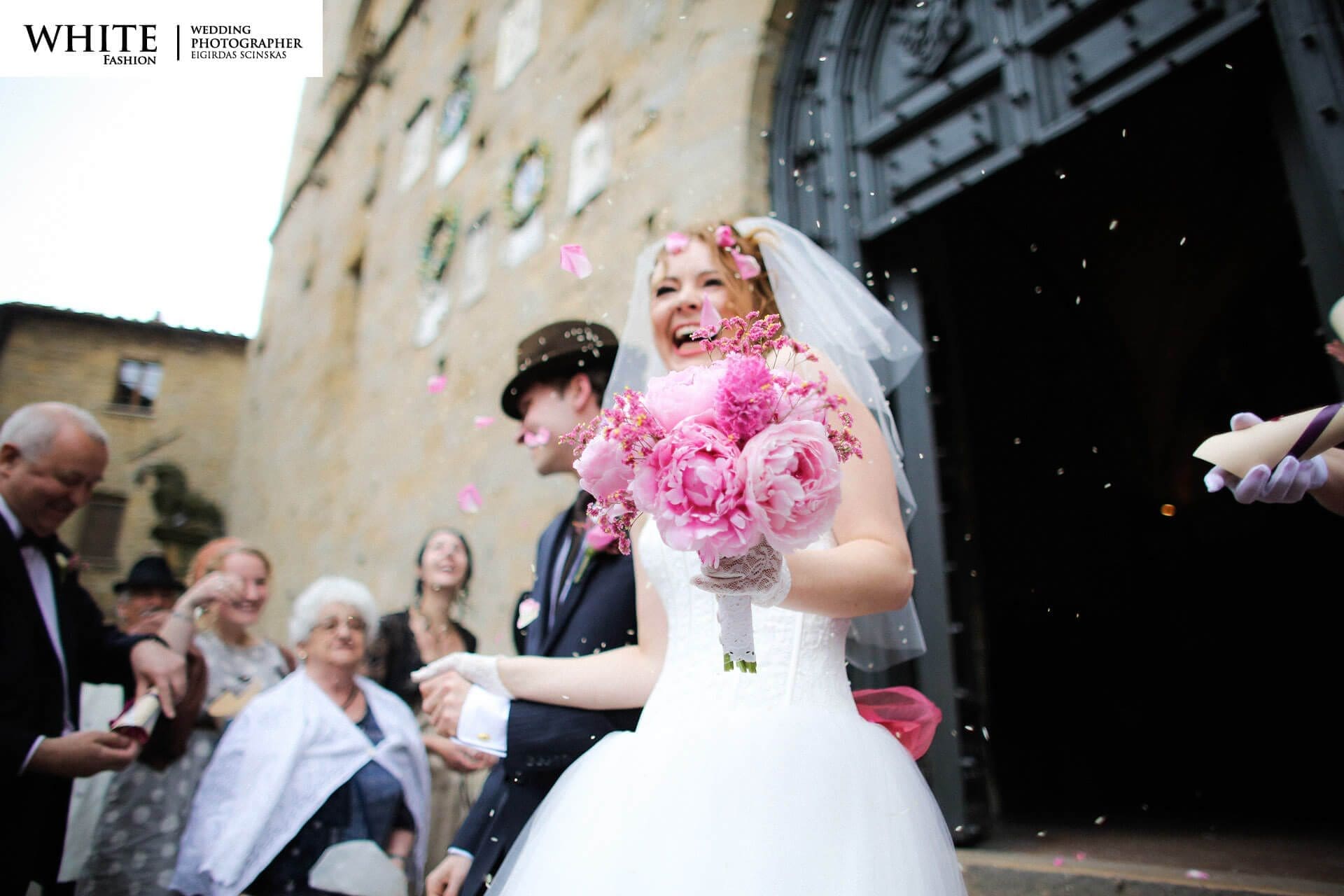 Wedding in Volterra white fashion photographer russian citizens